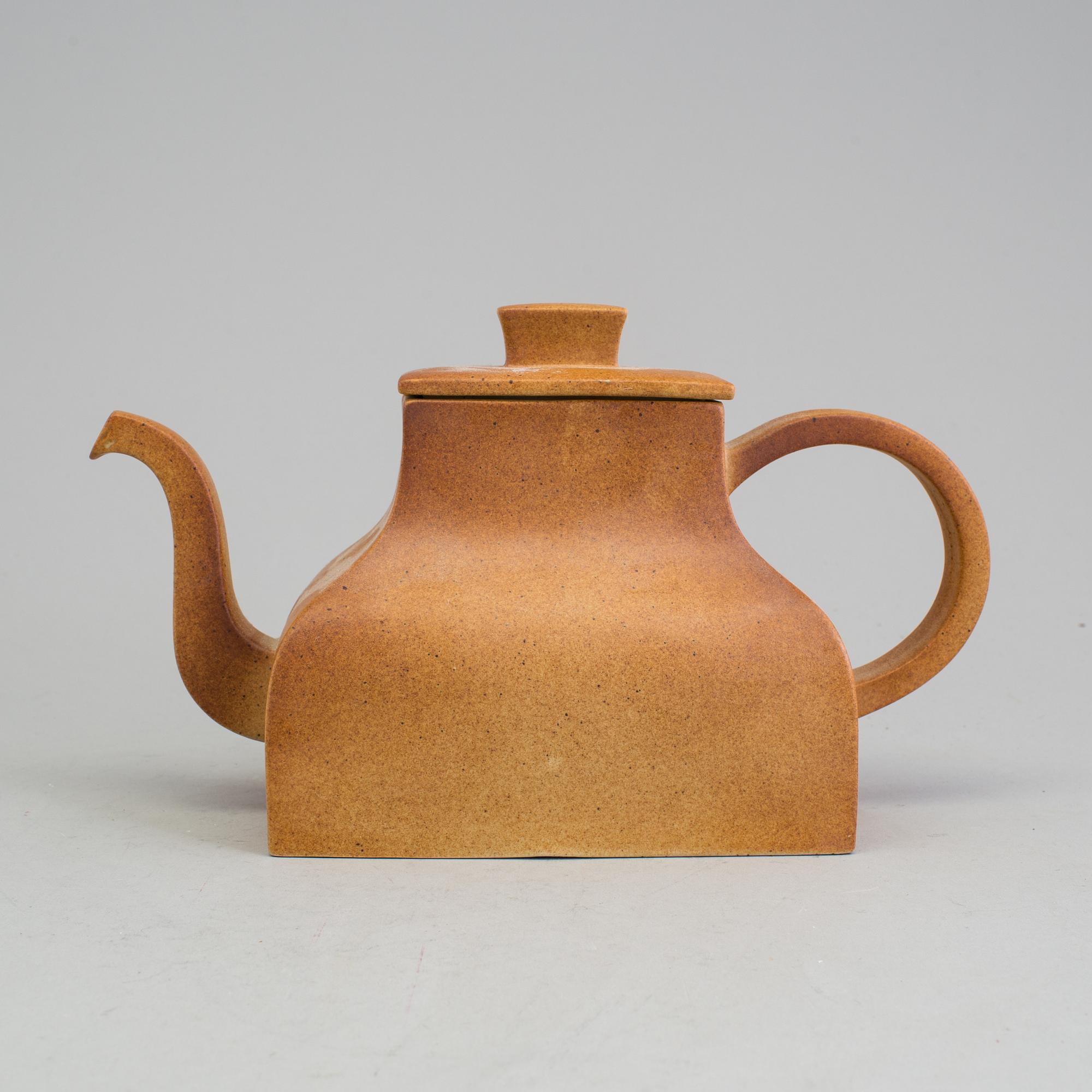 A Signe Persson Melin teapot, stoneware, Rörstrand 1980´s.