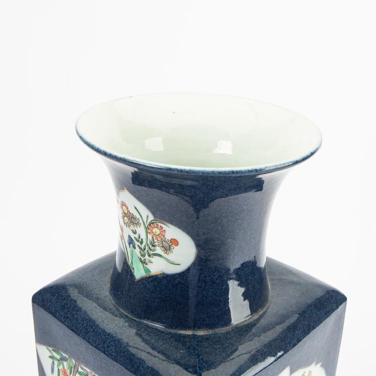 Vas, porslin. Qingdynastin, Kangxistil, omkring 1900.