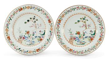 218. TALLRIKAR, ett par, porslin. Qing dynastin. Qianlong (1736-95).
