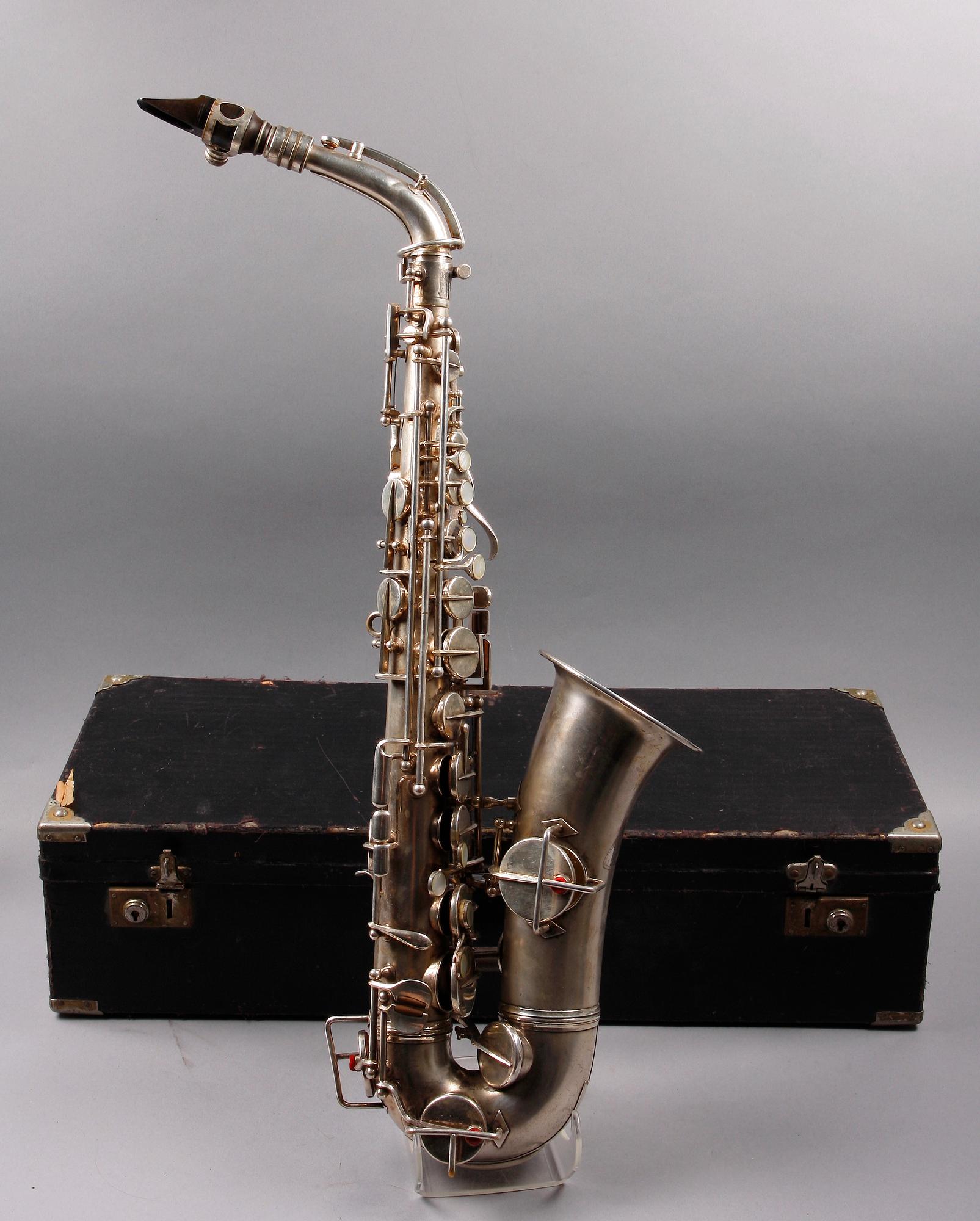 SAXOFON, vitmetall, Clou, troligen Frankrike, 1930-tal.