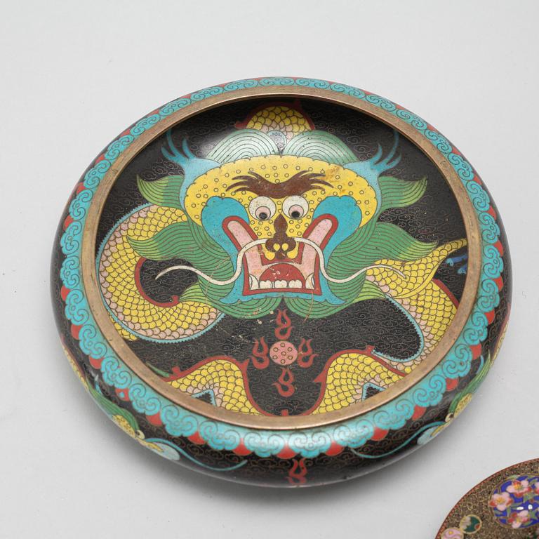 Four pieces of cloissonné, China and Japan, early 20th Century.