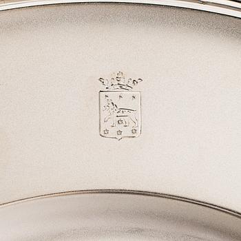 Hopealautasia, 24 kpl, presidentti J.K. Paasikiven monogrammilla, Kultakeskus, Hämeenlinna 1950. Alkuperäislaatikossa.