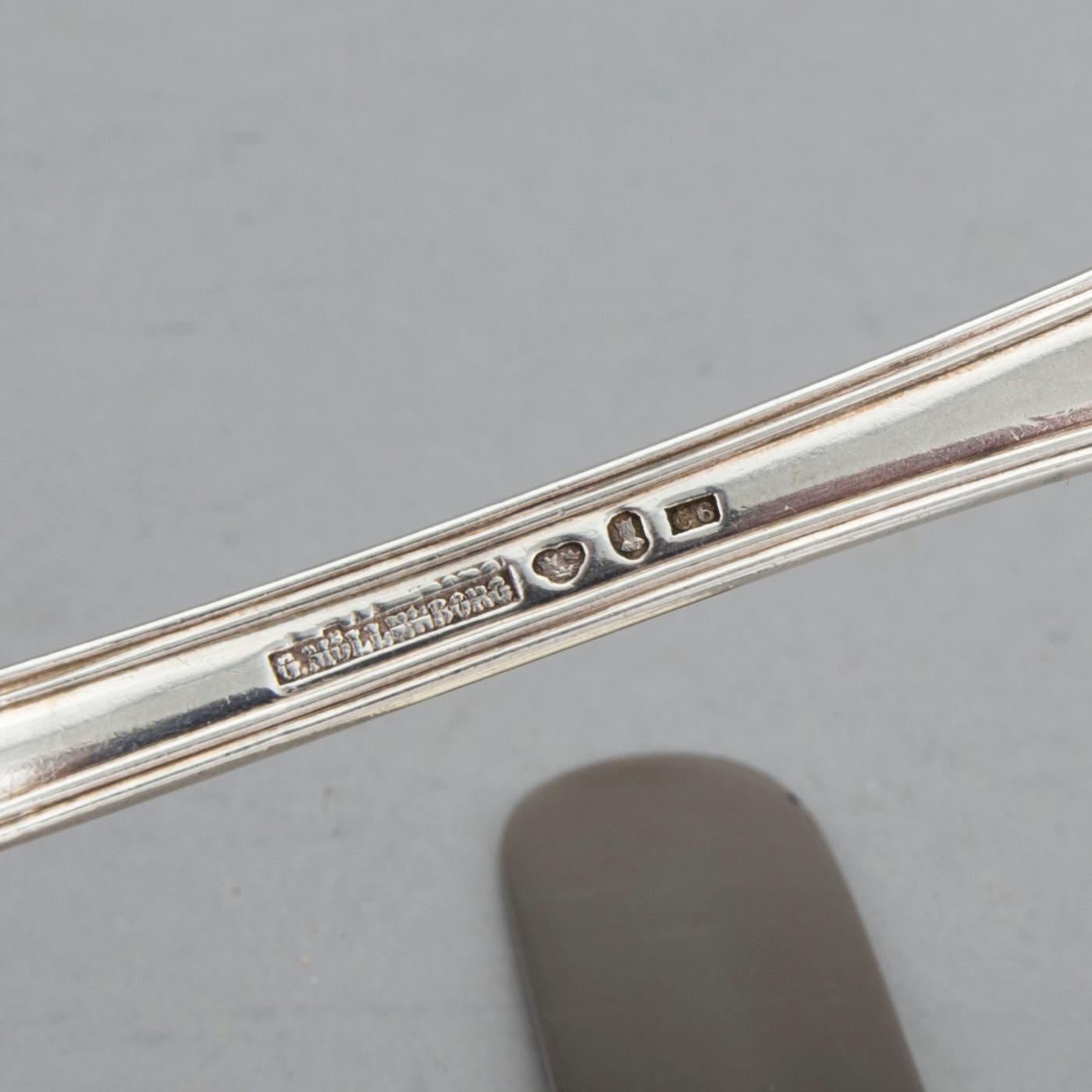 BESTICK I SILVER, 32 delar, olika svenska mästare, 1800/1900-tal. Total vikt ca 2035 gram inklusive knivblad.