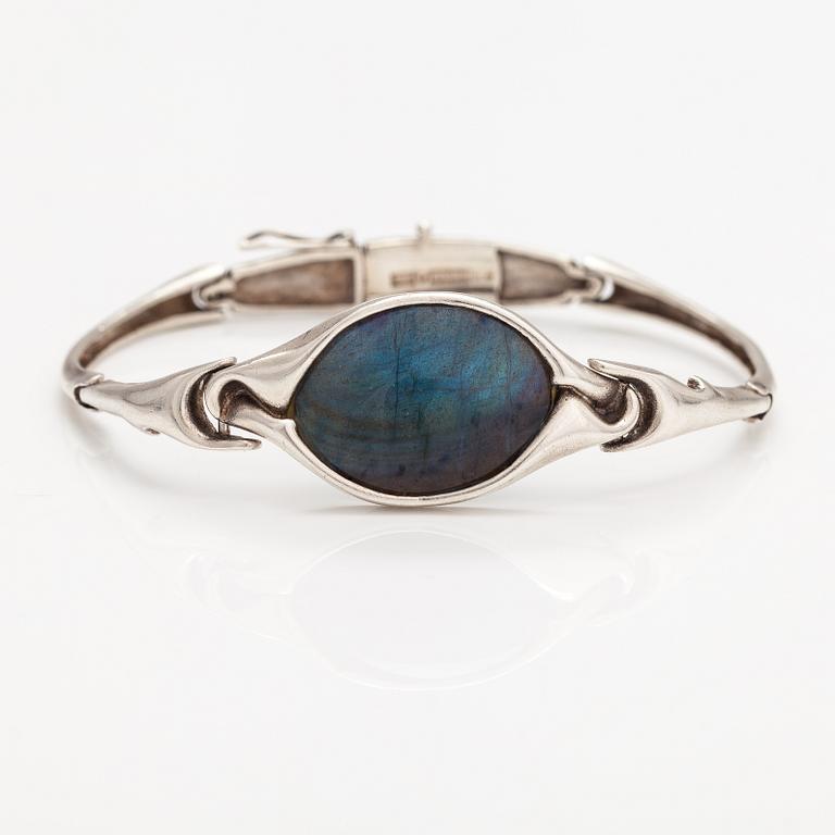 A sterling silver and spectrolite bracelet. Sirokoru, Turku 1979.