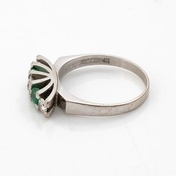 18K white gold ring set with round brilliant-cut diamonds and emeralds.