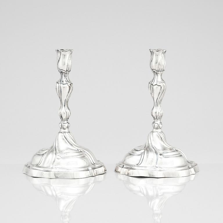 Johann Balthasar Heckenauer, ljusstakar, ett par, silver, Augsburg (1775-1777). Rokoko.