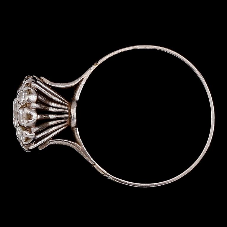 RING, 18 k vitguld, briljantslipade diamanter. Vikt ca 3,4 g.