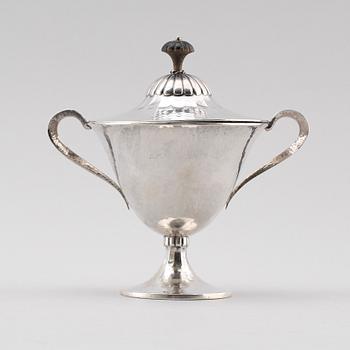 BONBONJÄR, silver, svenska importstämplar, 1900-talets första hälft. Vikt ca 251 gram.