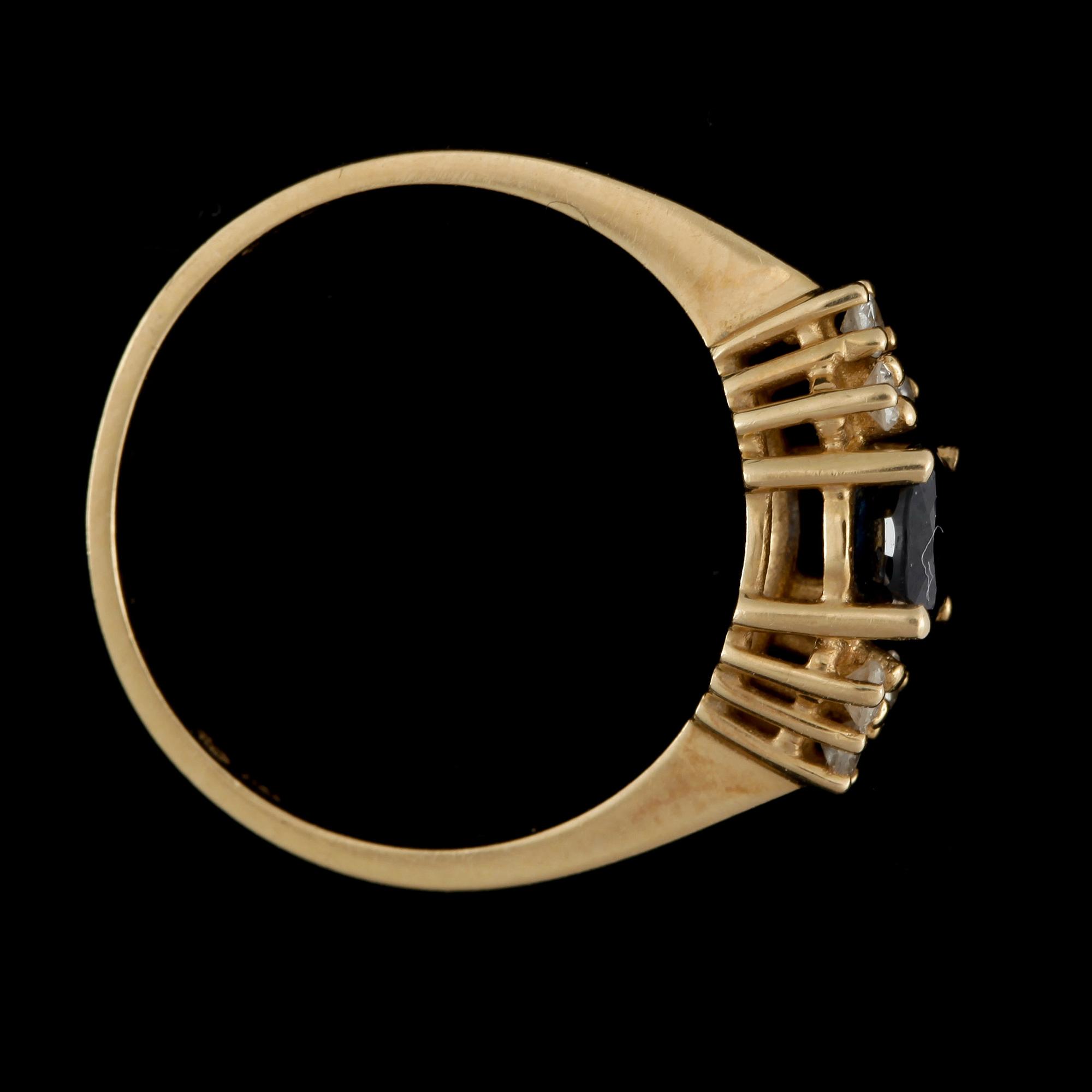 RING, 18k guld med safir och 6 små diamanter, enligt gravyr ca 012 ct.