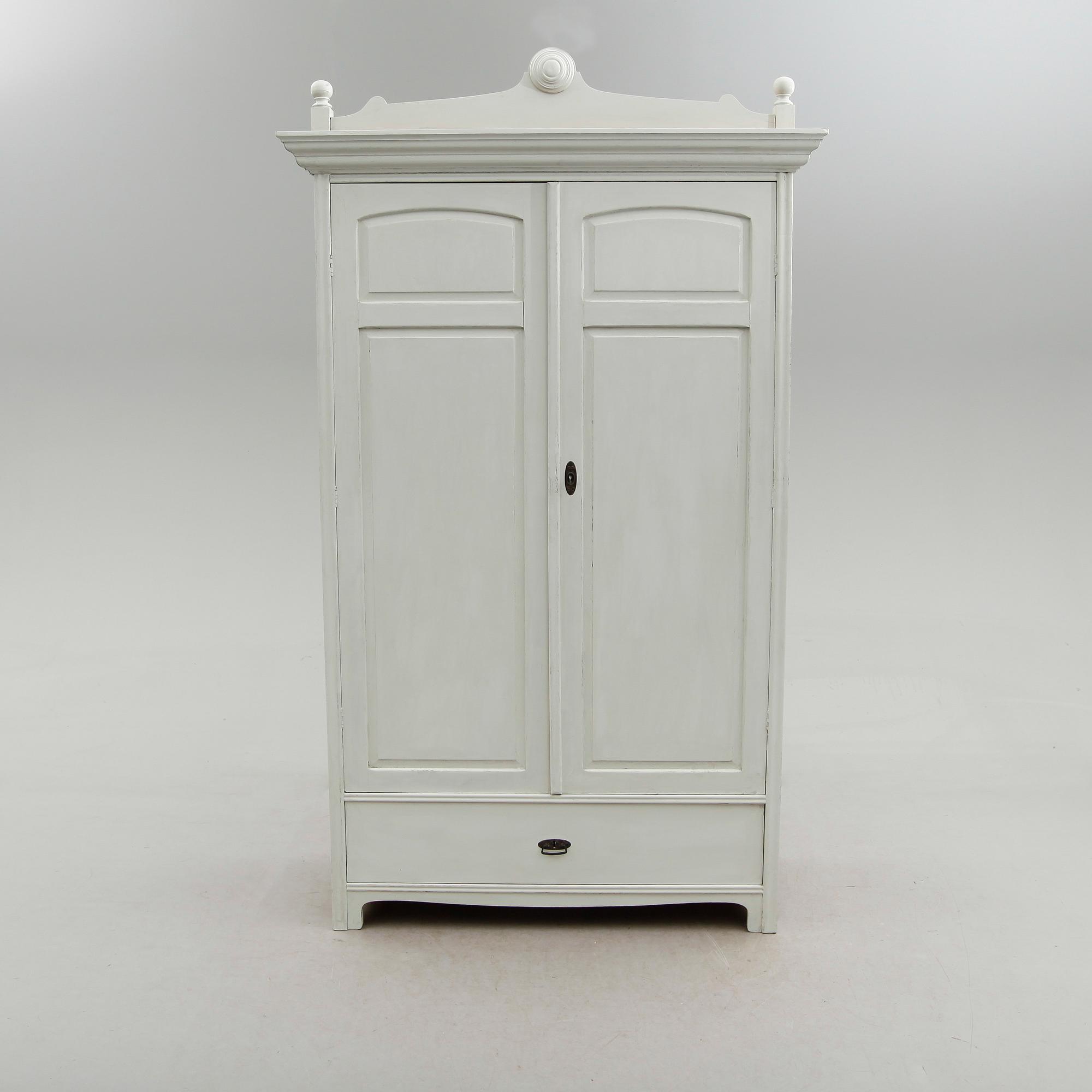 KLÄDSKÅP, omkring år 1900.