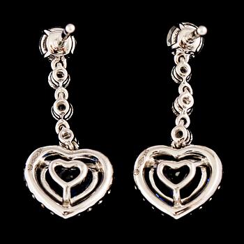 ÖRHÄNGEN, 18k vitguld med fasett och briljantslipade diamanter 0.67 ct och fasettslipade blå safirer, 1.92 ct. Vikt 3 g.