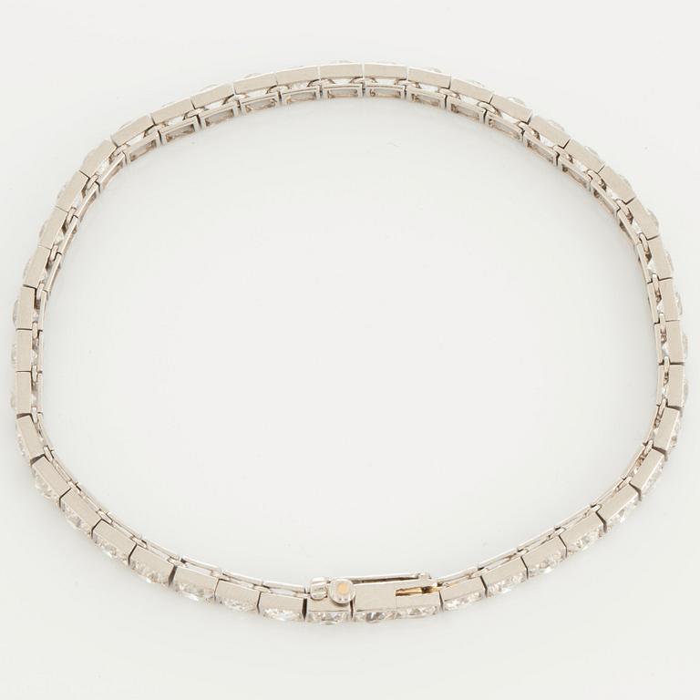 A Tiffany tennis bracelet in 18K white gold set with old-cut diamonds with a total weight of ca 6.45 cts.