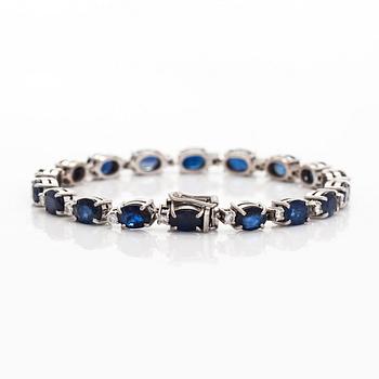 An 18K white gold bracelet set with oval faceted sapphires and brilliant-cut diamonds. Helsinki 1999.