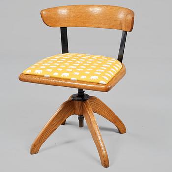 SKRIVBORDSSTOL, omkring 1900-talets mitt.