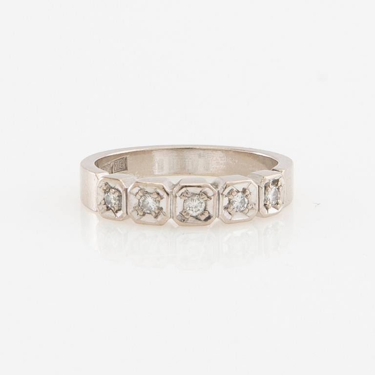 Ring halvallians 18K vitguld med runda briljantslipade diamanter.