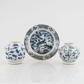 A blue and white Swatow dish  and two blue and white urna, China, Ming dynasty (1368-1644).