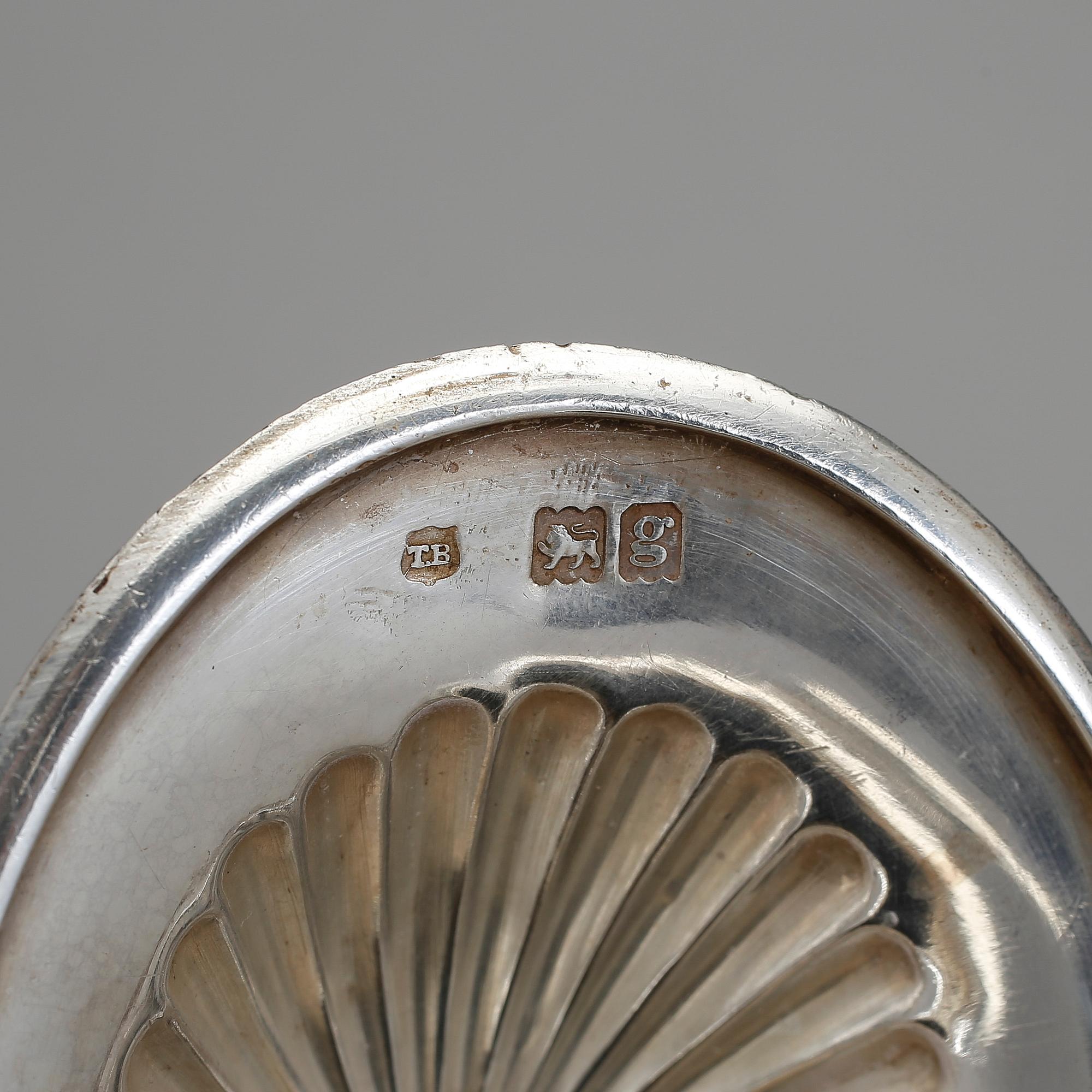 TEKANNA, silver, brittiska stämplar, 18/1900-tal. Total vikt 428 g.
