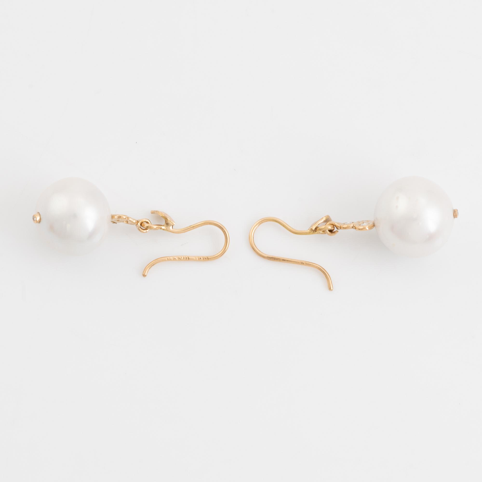 Earrings with cultured freshwater pearls and brilliant-cut diamonds.