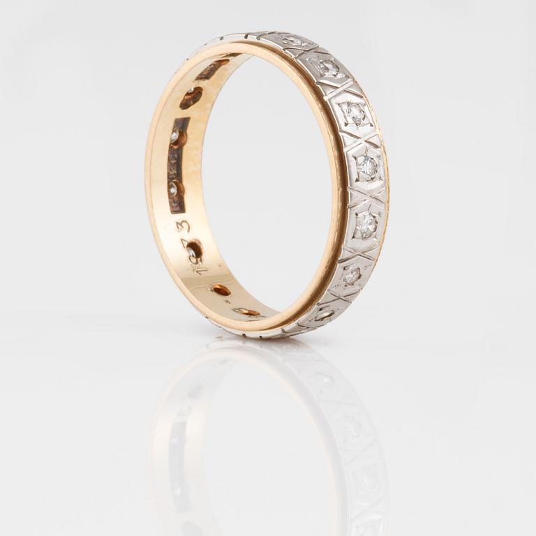 RING, 18K guld och vitguld med åttkantslipade diamanter 0.16 ct, Gustav Dahlgren & Co, Malmö, 1972. Vikt 2,9 gram.