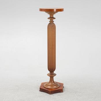 A pedestal, early 20th century.