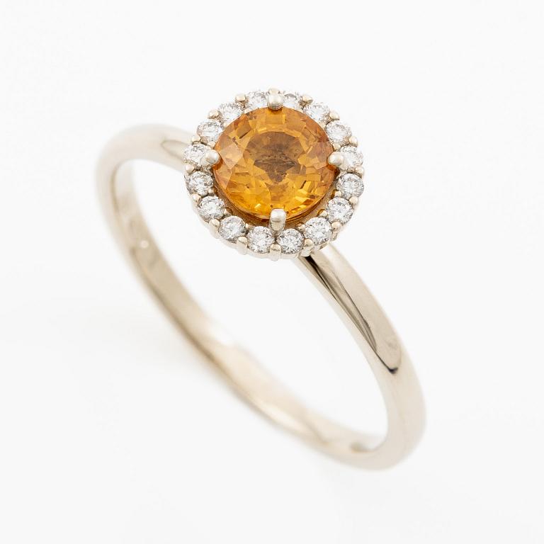 Ring 14K gold with orange sapphire and brilliant-cut diamonds.