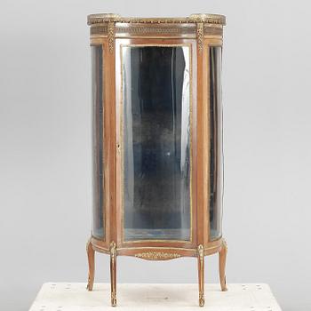 VITRINSKÅP, Louis XVI-stil, 1900-talets första hälft.