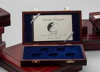 DIV. MYNT- OCH MEDALJFÖRVARING, ca 20 delar.