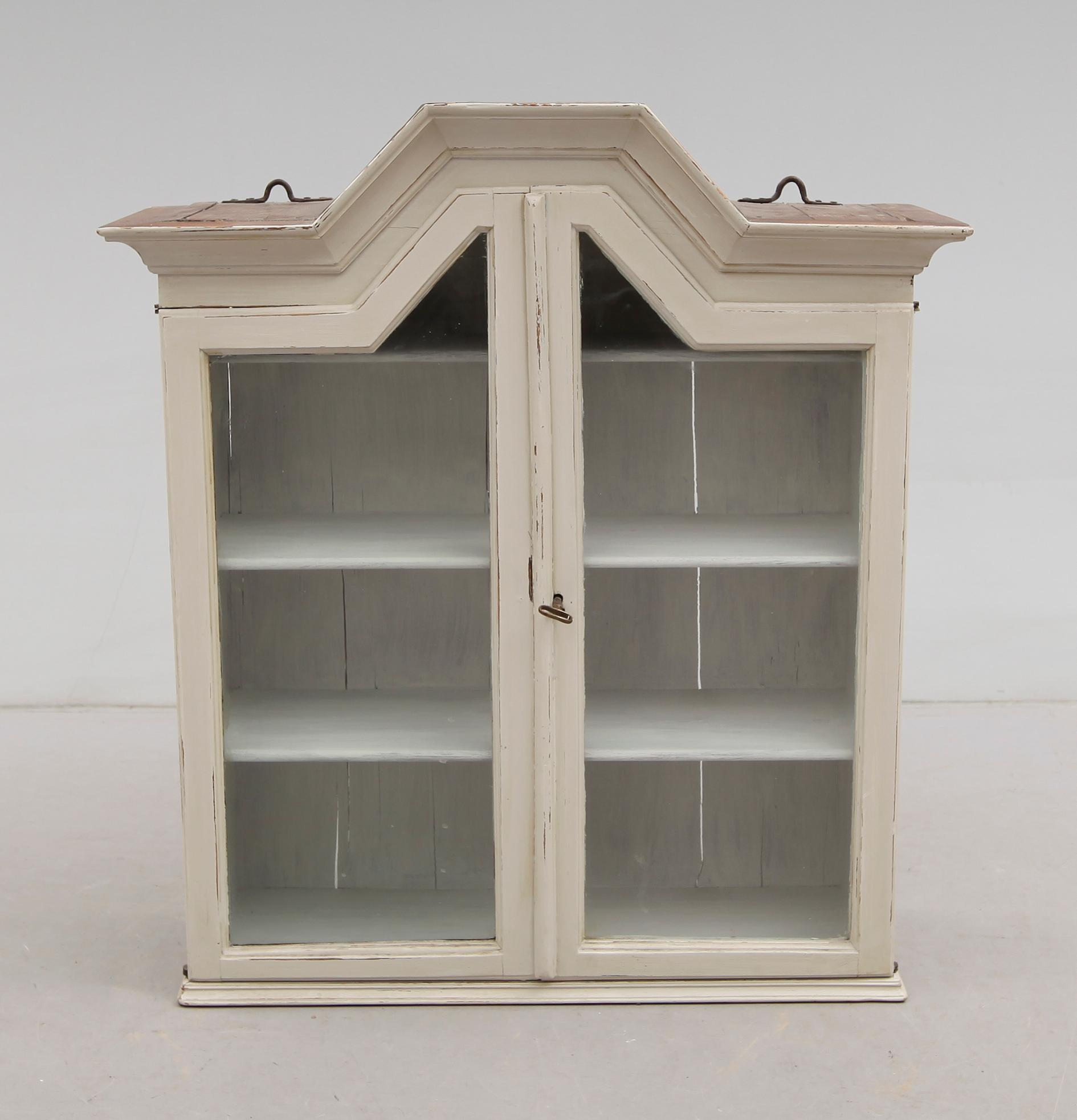 HÄNGSKÅP, allmoge, 1800-talets första hälft.