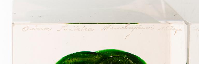 OIVA TOIKKA, A glass cube signed Oiva Toikka Nuutajärvi Notsjö.