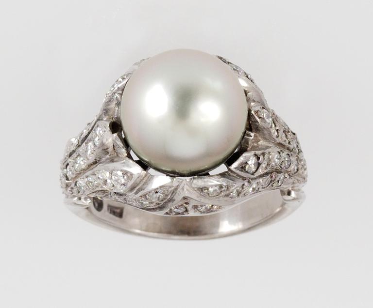 RING, briljantslipade diamanter, tot. ca 0.60 ct, med odlad Tahitipärla, ca 11 mm.