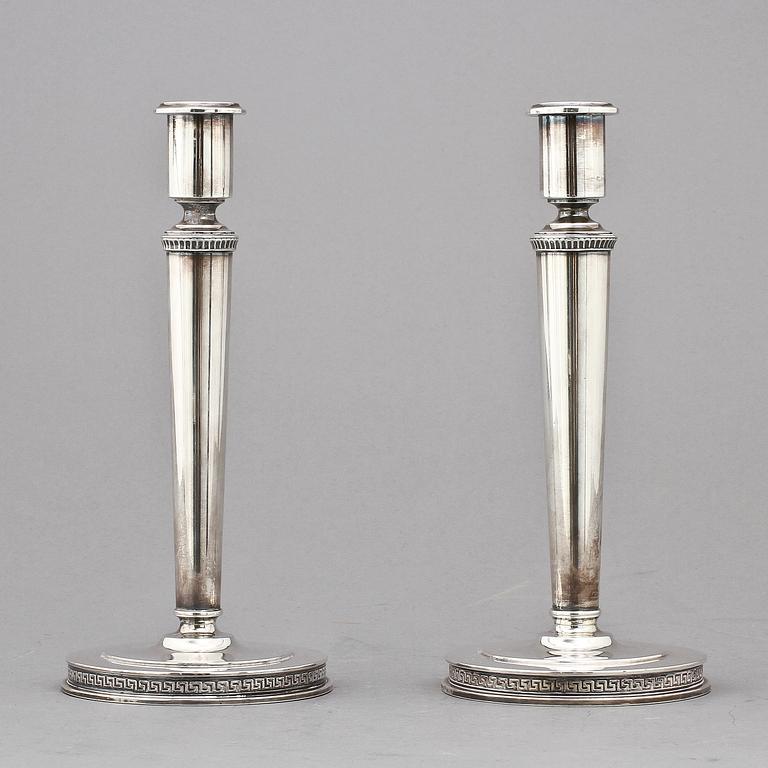 LJUSSTAKAR, ett par, silver, W A Bolin, Stockholm, 1949 och 1951. Tot. v. 616 g.