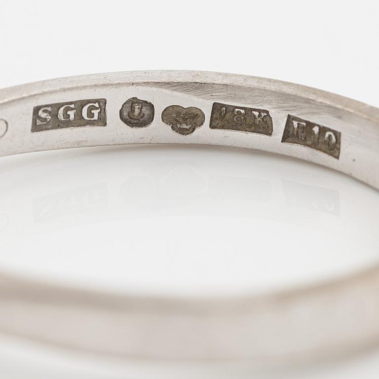 Ring, 18K vitguld med tre briljantslipade diamanter.