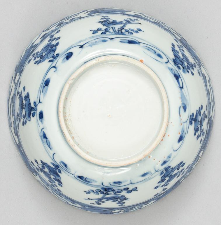 A blue and white bowl, Ming dynasty, 17th Century. With a procelain stand with Guanxu mark.