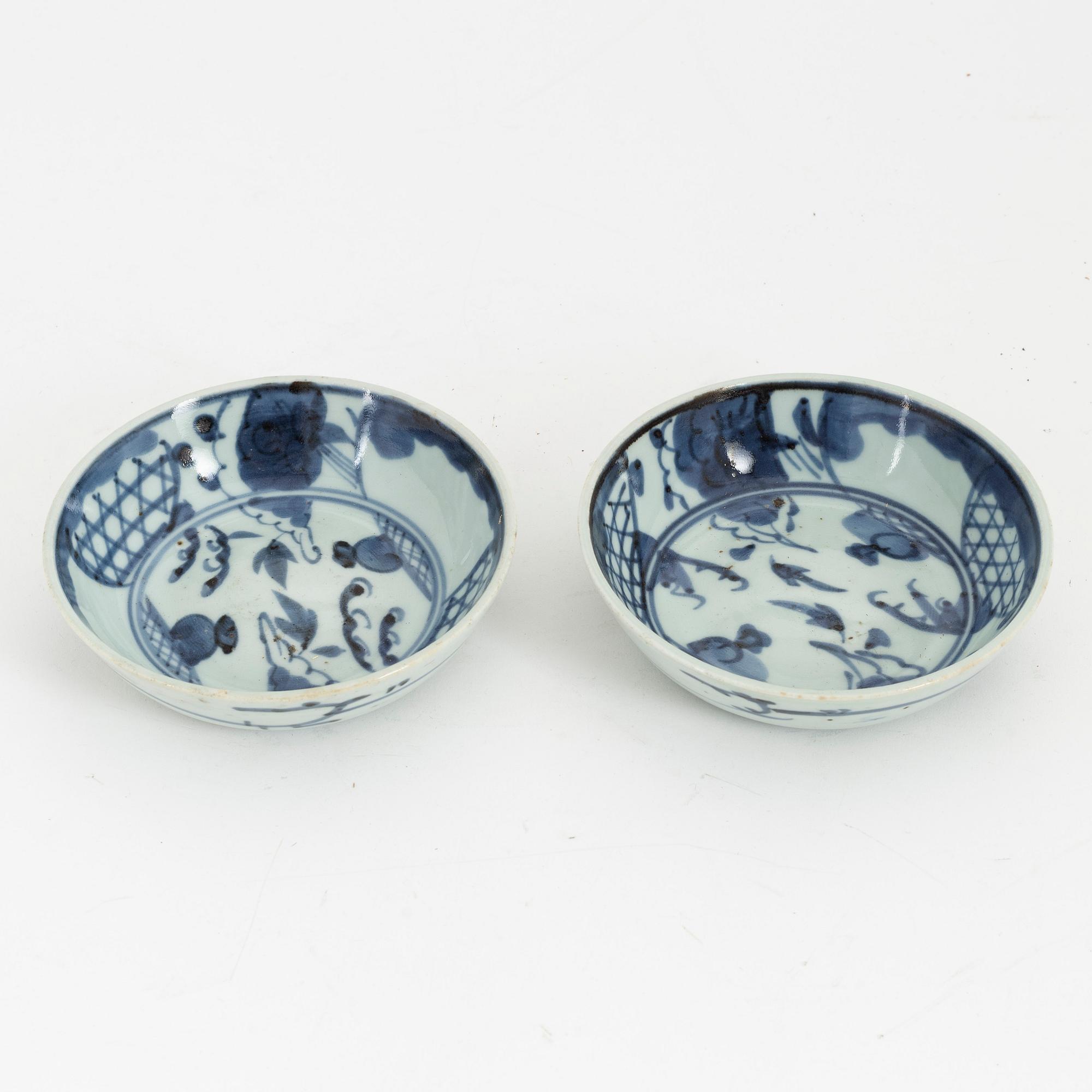 Tallrikar, 10 stycken samt 2 skålar, porslin. Japan, Meiji (1868-1912).