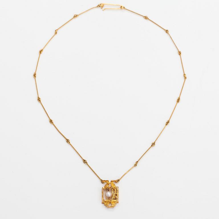 Björn Weckström, A 14K gold necklace "Magic pearl" with a cultured pearl. Lapponia 1971.