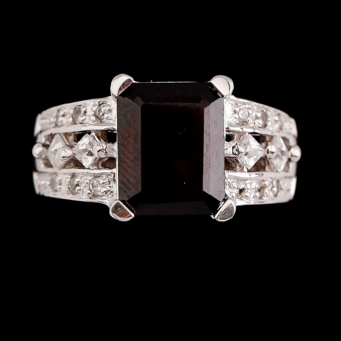 RING, sterlingsilver, granat ca 3.50 ct, vita safirer tot ca 0,40 ct.