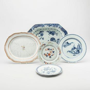 TWO CHINESE SERVING DISHES AND THREE PLAETS, PORCELAIN QINALONG.