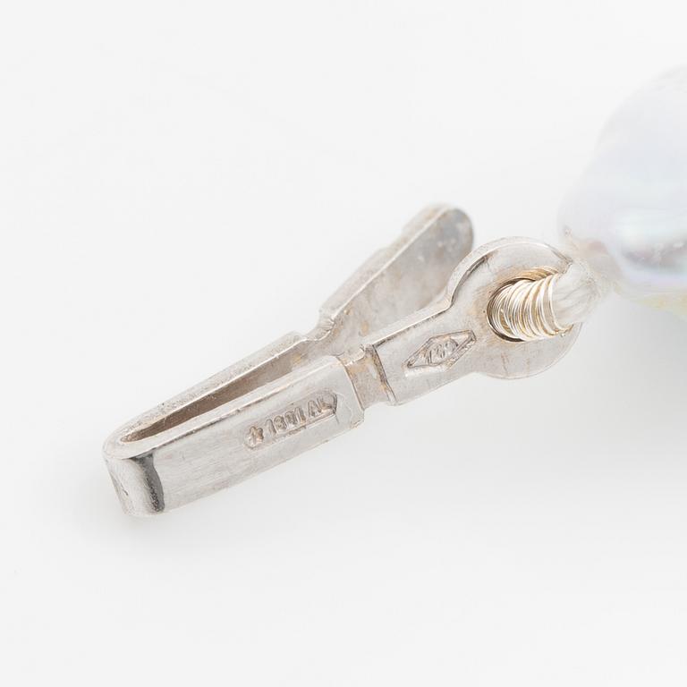 Necklace with cultured baroque freshwater pearls and an 18K white gold clasp.