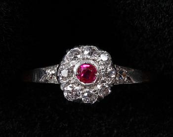 RING, 18 K guld, infattad rubin omgiven av gammalslipade diamanter, Stockholm, 1938.