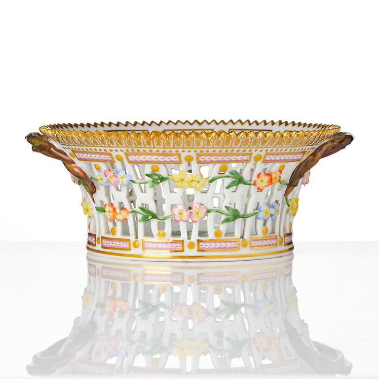 Gallerkorg med fat, porslin. 'Flora Danica', Royal Copenhagen, Denmark, 1900-tal.