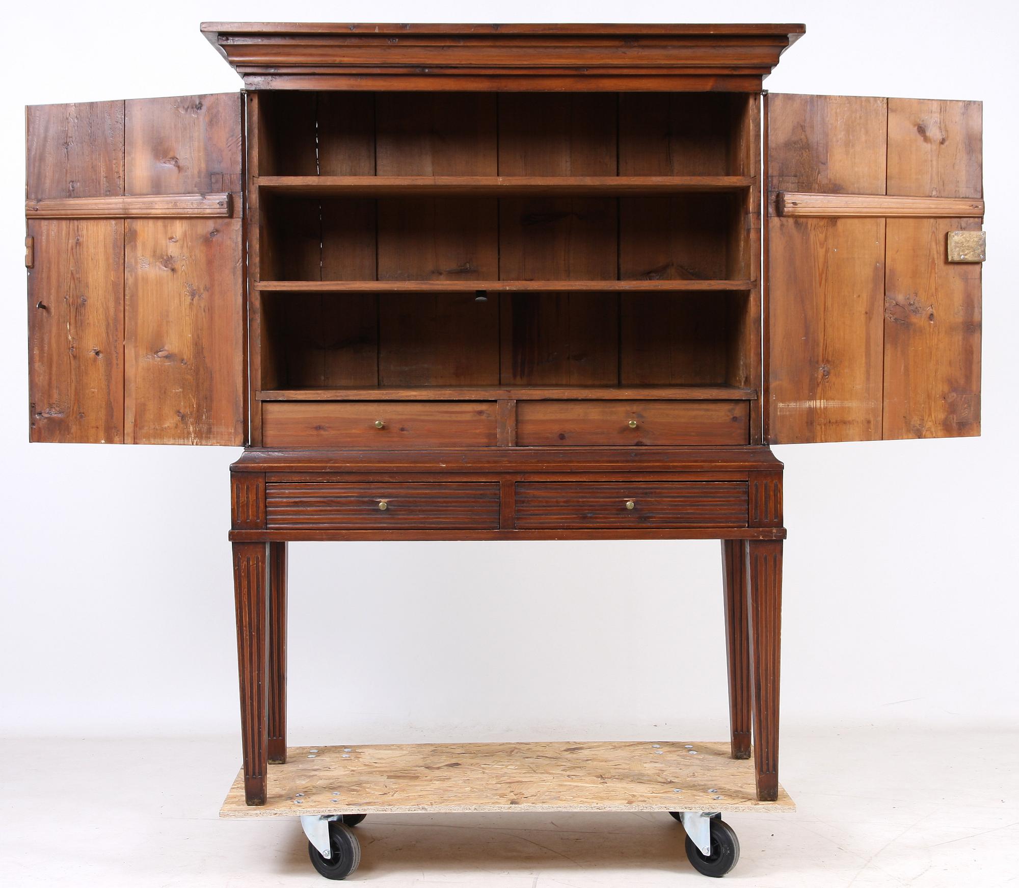 SKÅP, delvis 1700-tal.