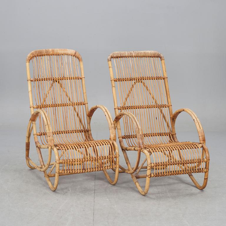 KORGFÅTÖLJER, ett par, 1900-talets mitt.