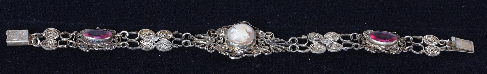 HALSBAND samt ARMBAND, vitmetall, stenar och camé.