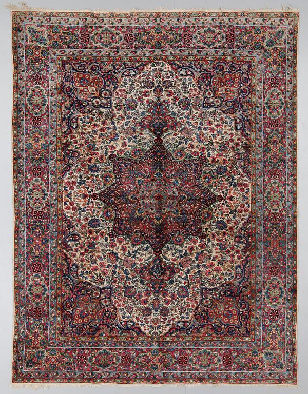 Carpet. Semiantik Kirman. 321 x 242,5 cm.