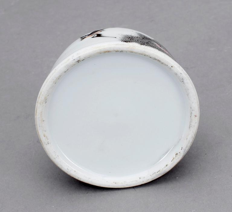 KOPP PÅ FAT samt BLÄCKSTÄLL, porslin, Kina, 1700-tal och sekelskiftet 1800/1900-tal.