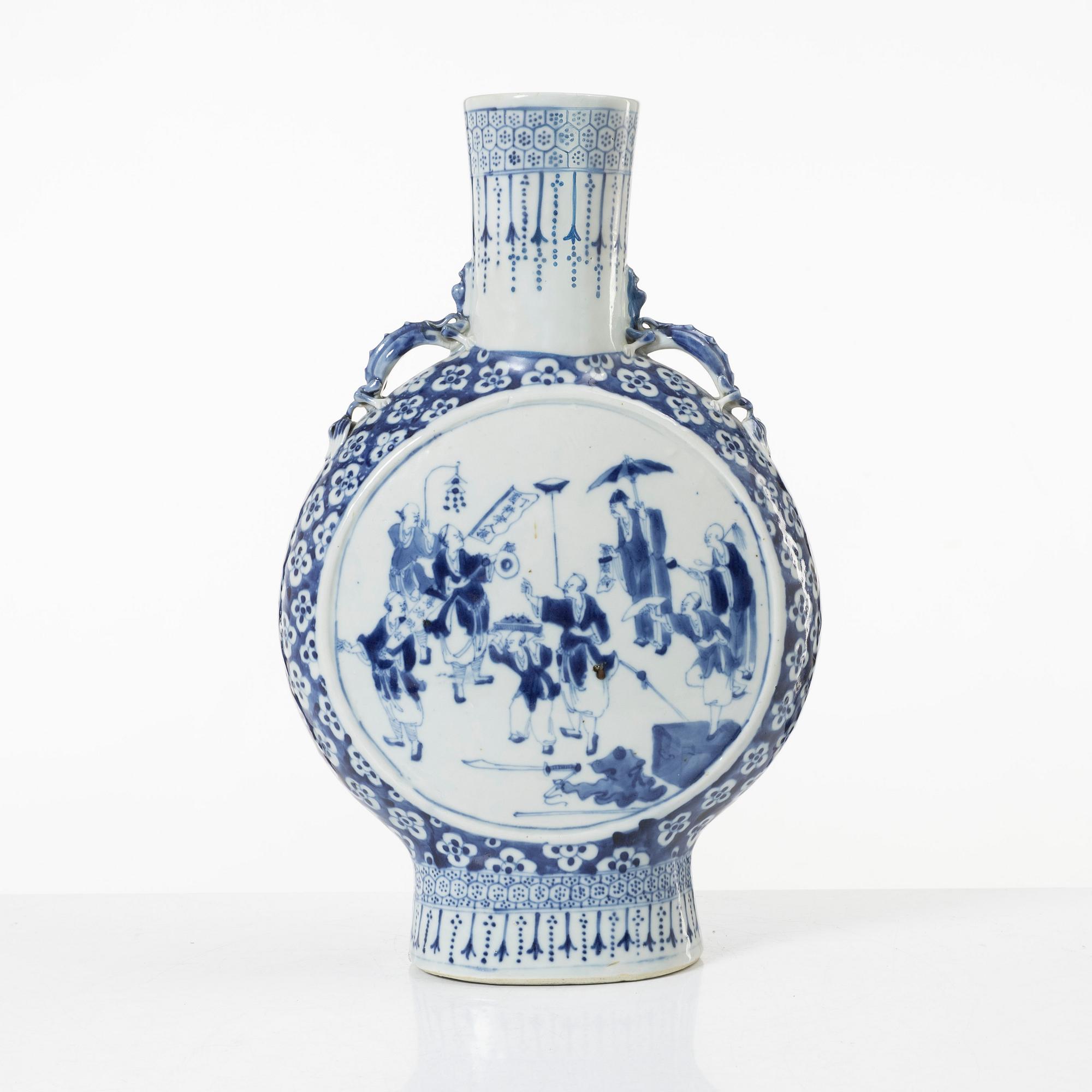 A blue and white moon flask, Qing dynasty, 19th century.