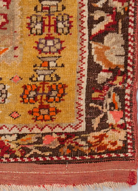 SEMI-ANTIQUE ANATOLIAN. 165 x 124,5 cm, as well as 5 cm of flat weave at the ends.