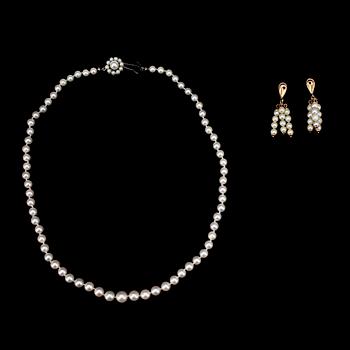 COLLIER samt ÖRHÄNGEN, 3 delar, odlade pärlor, lås i 18k vitguld, 1900-talets andra hälft.