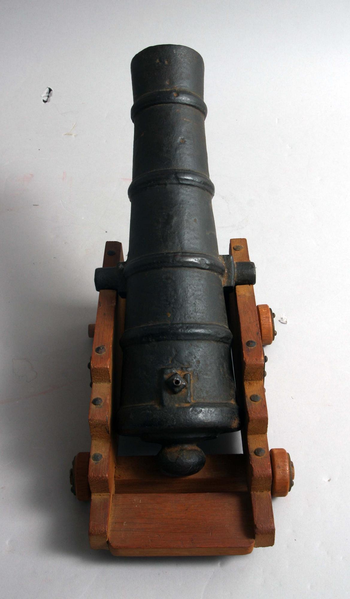 SALUTKANON, gjutjärn med lavett i trä.