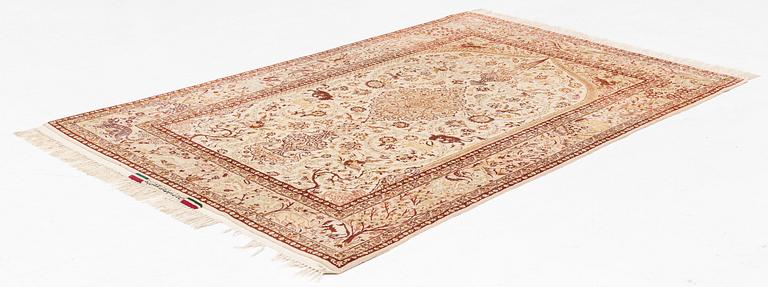 Matta, old Isfahan, part silk signerad, ca 233 x 147 cm (samt en kortsida med 3 cm slätväv).